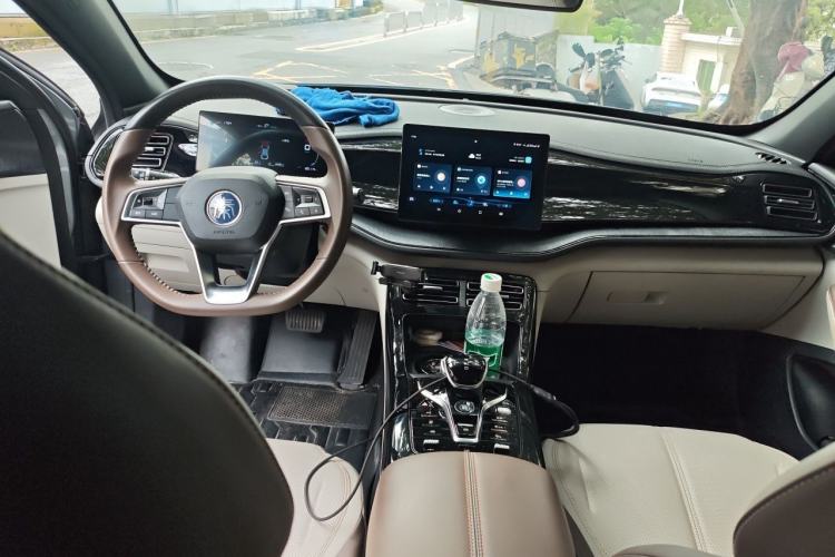 Used BYD Qin PLUS 2024 HONOR Edition DM-i 55KM Leading Model Center Console