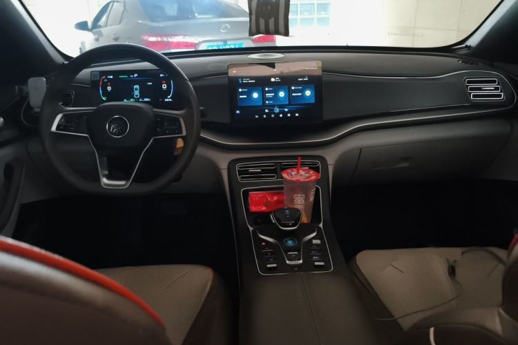 Used BYD Qin PLUS 2024 HONOR Edition DM-i 120KM Leading Model Center Console