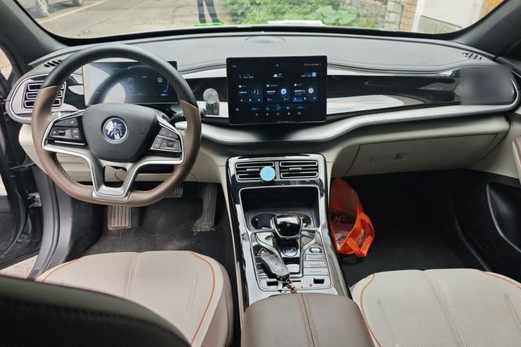 Used BYD Qin PLUS 2024 Honor Edition EV 420KM Leading Model Center Console