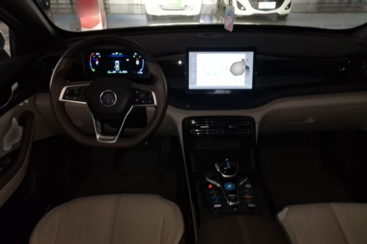 Used BYD Qin PLUS 2024 HONOR Edition DM-i 55KM Leading Model Center Console