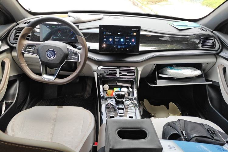 Used BYD Qin PLUS 2024 HONOR Edition DM-i 55KM Leading Model Center Console