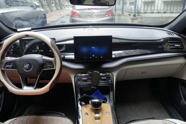 Used BYD Qin PLUS 2024 HONOR Edition DM-i 55KM Leading Model Center Console