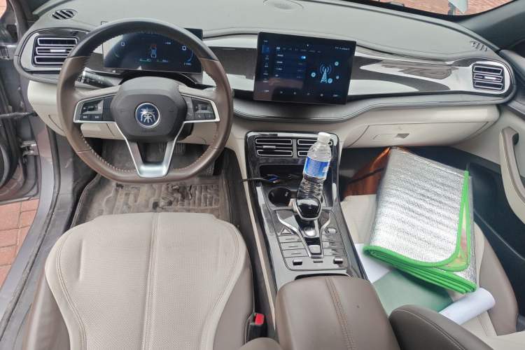 Used BYD Qin PLUS 2024 HONOR Edition DM-i 55KM Leading Model Center Console