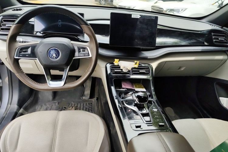 Used BYD Qin PLUS 2024 HONOR Edition DM-i 55KM Leading Model Center Console