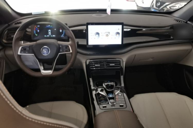 Used BYD Qin PLUS 2024 HONOR Edition DM-i 55KM Leading Model Center Console