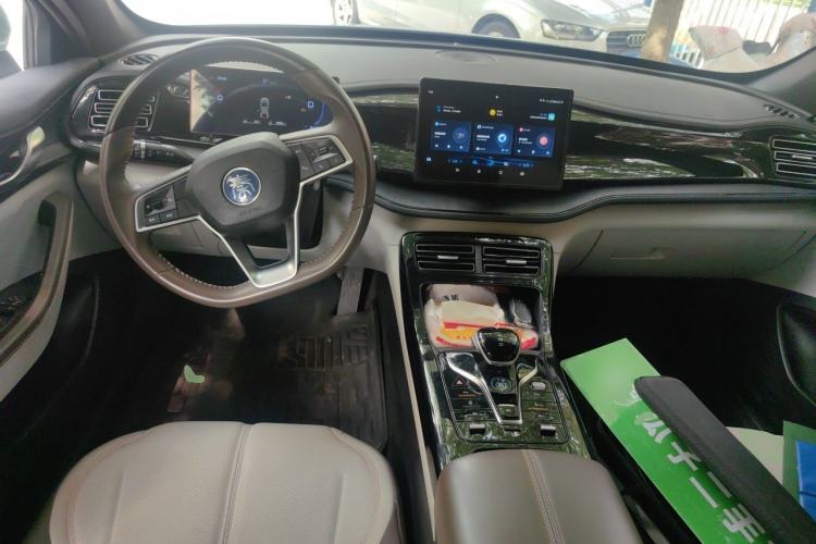 Used BYD Qin PLUS 2024 HONOR Edition DM-i 55KM Leading Model Center Console