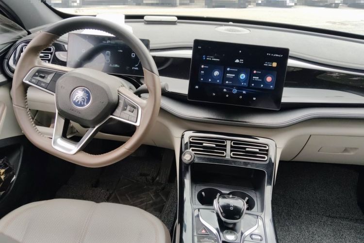 Used BYD Qin PLUS 2024 HONOR Edition DM-i 55KM Leading Model Center Console