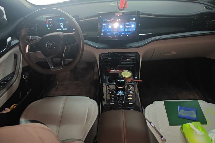 Used BYD Qin PLUS 2024 HONOR Edition DM-i 55KM Leading Model Center Console