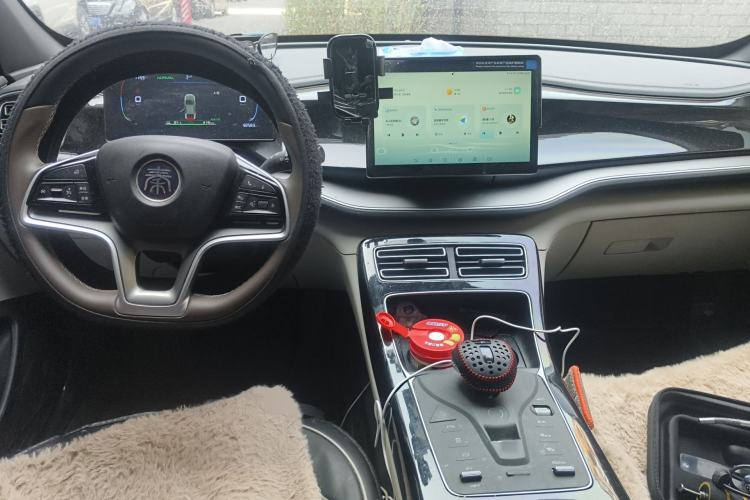 Used BYD Qin PLUS 2024 Honor Edition EV 420KM Leading Model Center Console