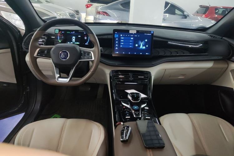 Used BYD Qin PLUS 2024 HONOR Edition DM-i 55KM Leading Model Center Console