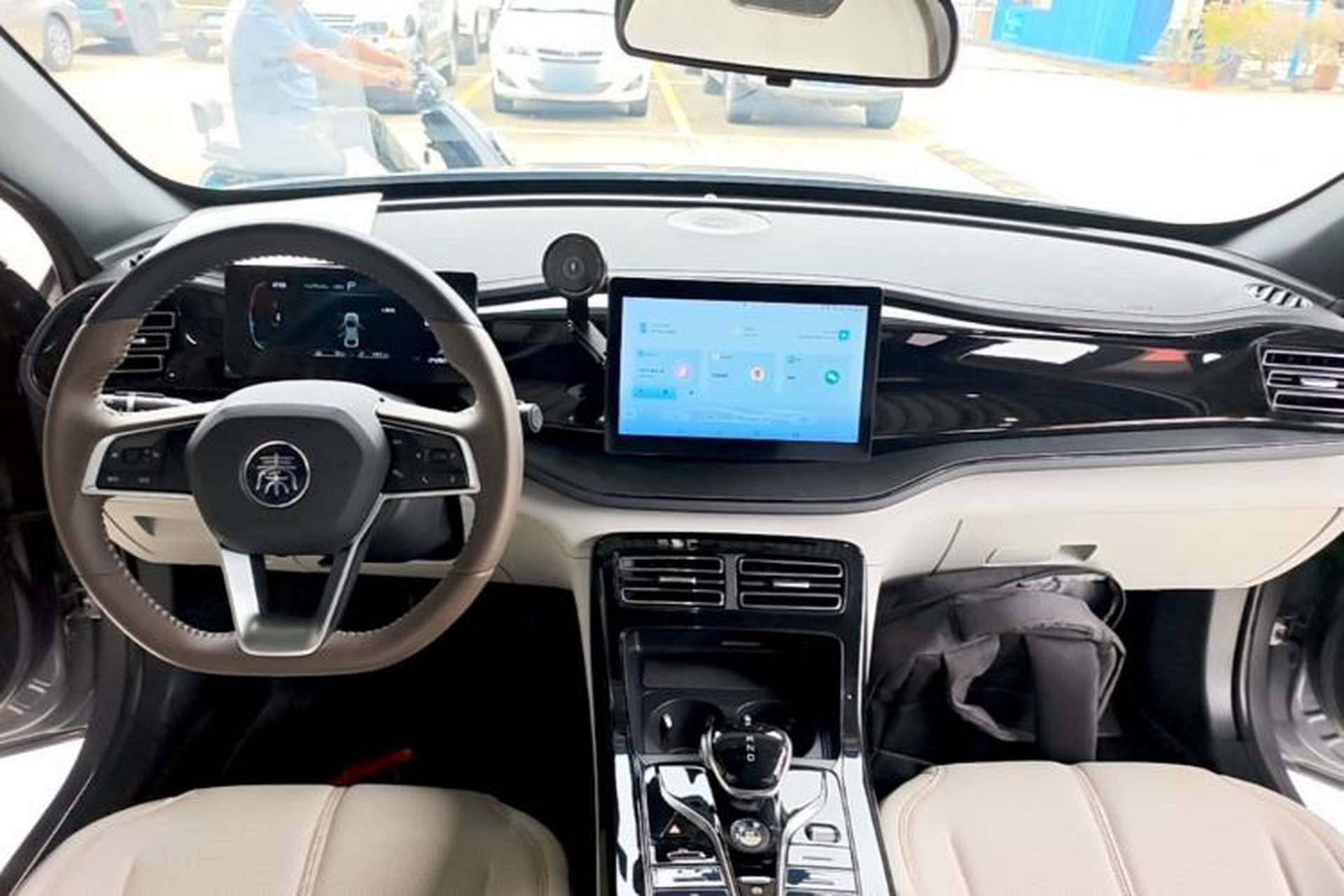 Used BYD Qin PLUS 2024 HONOR Edition DM-i 55KM Leading Model Center Console