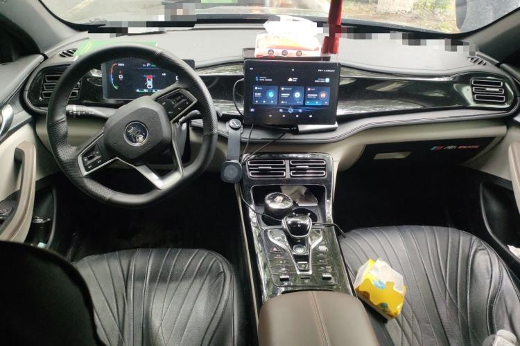 Used BYD Qin PLUS 2024 HONOR Edition DM-i 55KM Leading Model Center Console
