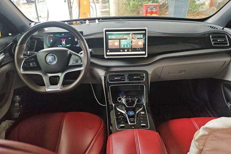 Used BYD Qin PLUS 2024 Honor Edition EV 510KM Leading Model Center Console