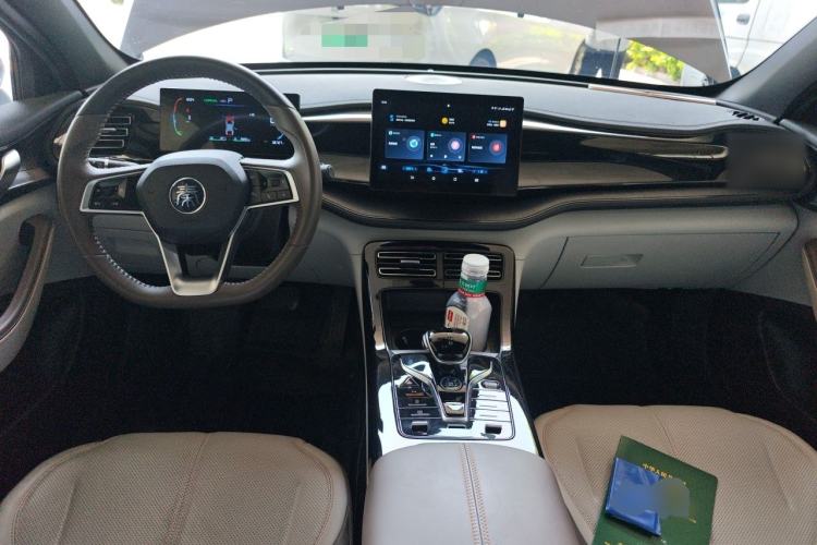 Used BYD Qin PLUS 2024 HONOR Edition DM-i 55KM Leading Model Center Console