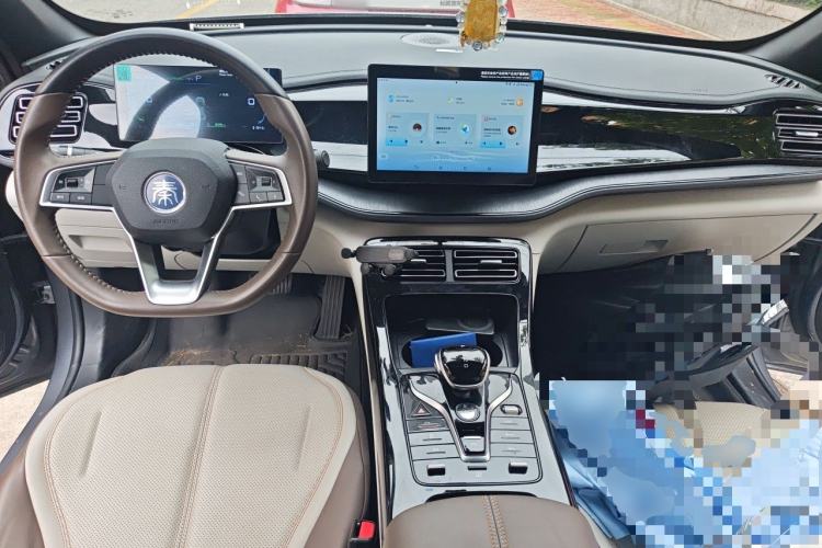 Used BYD Qin PLUS 2024 HONOR Edition DM-i 55KM Leading Model Center Console