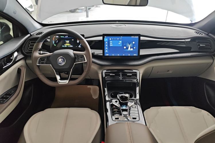 Used BYD Qin PLUS 2024 HONOR Edition DM-i 55KM Leading Model Center Console