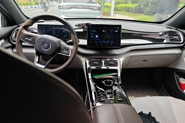 Used BYD Qin PLUS 2024 HONOR Edition DM-i 55KM Leading Model Center Console