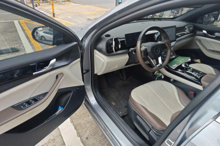 Used BYD Qin PLUS 2024 HONOR Edition DM-i 55KM Leading Model Driver Seat