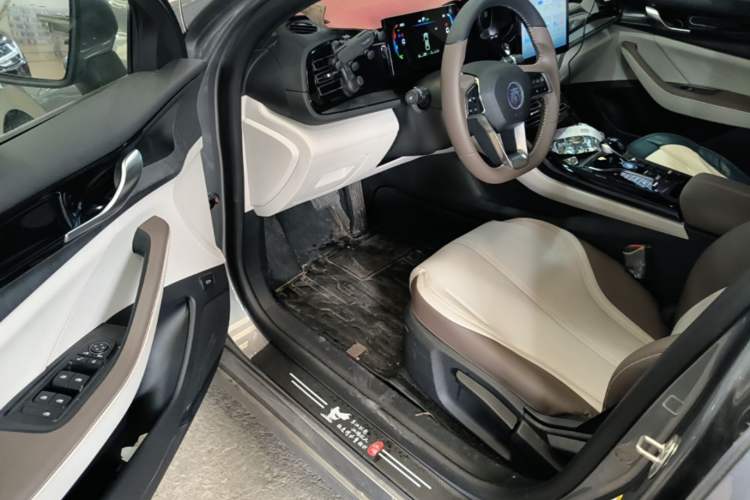 Used BYD Qin PLUS 2024 HONOR Edition DM-i 55KM Leading Model Driver Seat