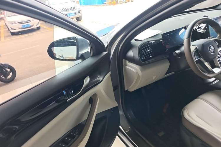 Used BYD Qin PLUS 2024 HONOR Edition DM-i 55KM Leading Model Driver Seat