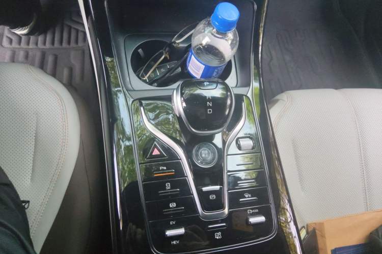 Used BYD Qin PLUS 2024 HONOR Edition DM-i 55KM Leading Model Gear Lever