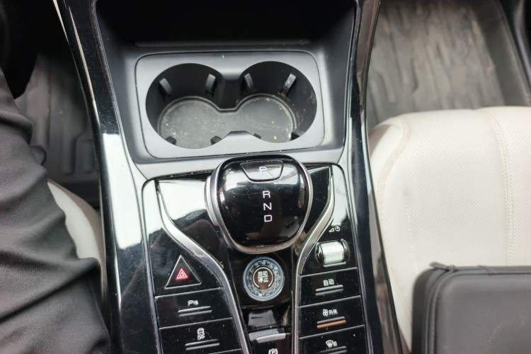 Used BYD Qin PLUS 2024 HONOR Edition DM-i 55KM Leading Model Gear Lever