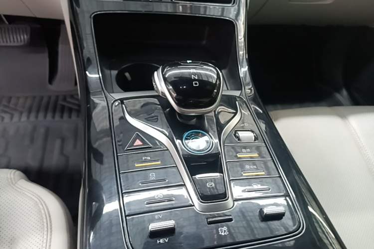Used BYD Qin PLUS 2024 HONOR Edition DM-i 55KM Leading Model Gear Lever