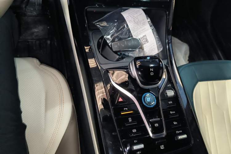 Used BYD Qin PLUS 2024 HONOR Edition DM-i 55KM Leading Model Gear Lever