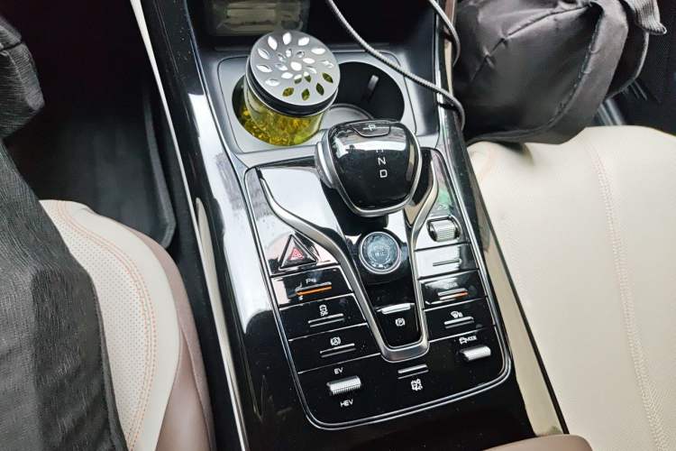 Used BYD Qin PLUS 2024 HONOR Edition DM-i 55KM Leading Model Gear Lever
