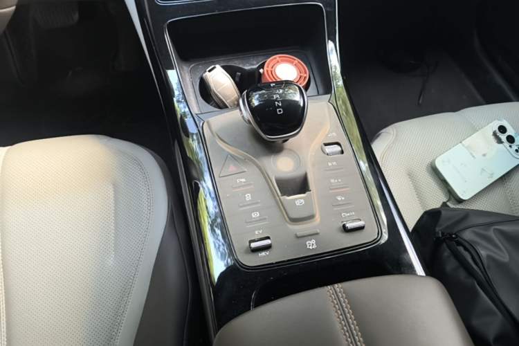 Used BYD Qin PLUS 2024 HONOR Edition DM-i 55KM Leading Model Gear Lever