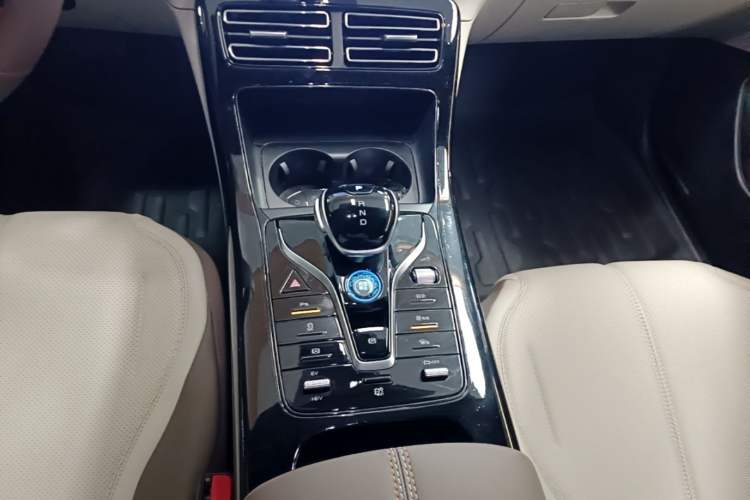 Used BYD Qin PLUS 2024 HONOR Edition DM-i 55KM Leading Model Gear Lever