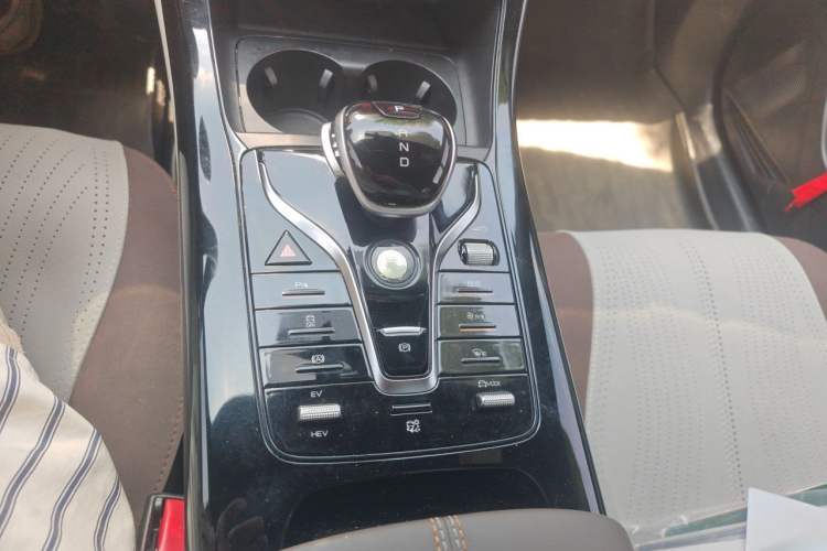 Used BYD Qin PLUS 2024 HONOR Edition DM-i 55KM Leading Model Gear Lever