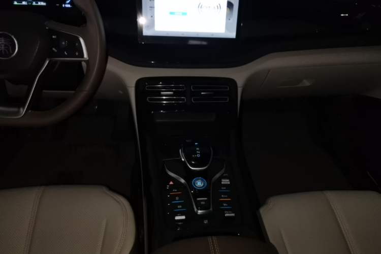 Used BYD Qin PLUS 2024 HONOR Edition DM-i 55KM Leading Model Gear Lever