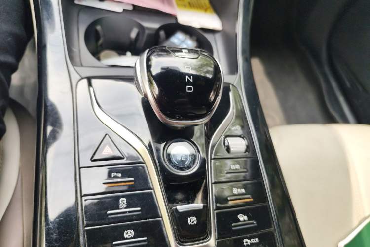 Used BYD Qin PLUS 2024 HONOR Edition DM-i 55KM Leading Model Gear Lever