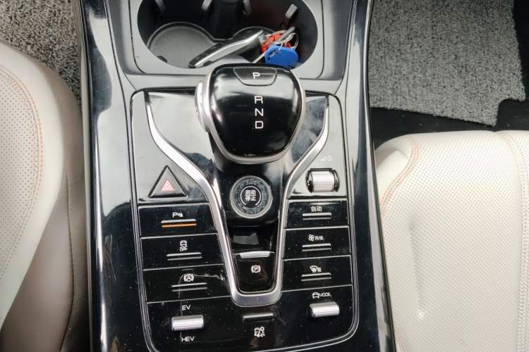 Used BYD Qin PLUS 2024 HONOR Edition DM-i 55KM Leading Model Gear Lever