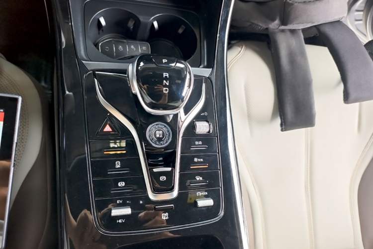 Used BYD Qin PLUS 2024 HONOR Edition DM-i 55KM Leading Model Gear Lever