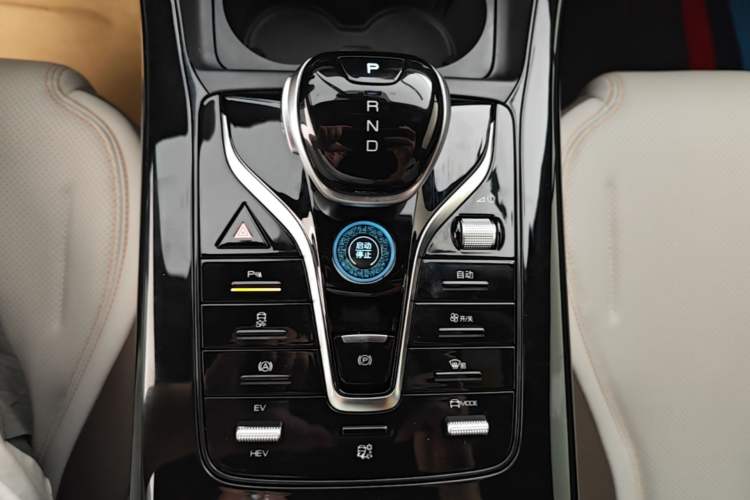 Used BYD Qin PLUS 2024 HONOR Edition DM-i 55KM Leading Model Gear Lever