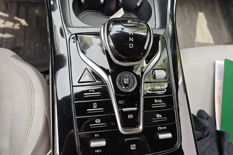Used BYD Qin PLUS 2024 HONOR Edition DM-i 55KM Leading Model Gear Lever