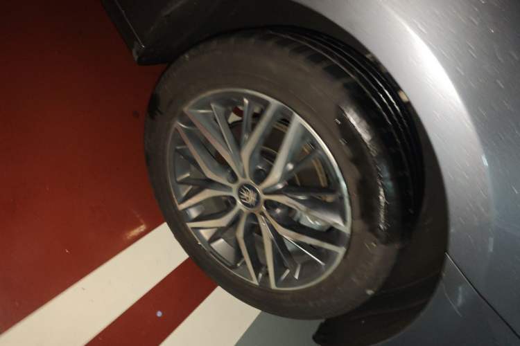 Used BYD Qin PLUS 2024 Honor Edition EV 420KM Leading Model Right Front Wheel Hub