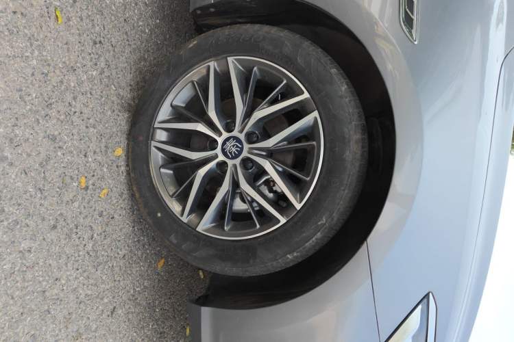 Used BYD Qin PLUS 2024 HONOR Edition DM-i 55KM Beyond Model Right Front Wheel Hub