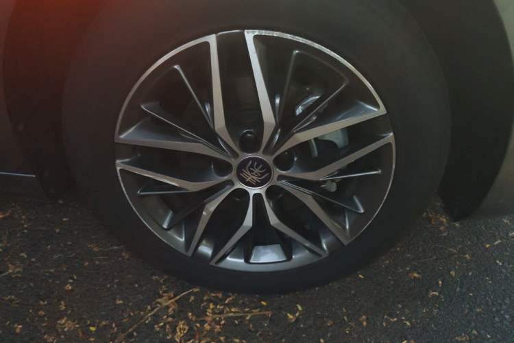 Used BYD Qin PLUS 2024 Honor Edition EV 420KM Beyond Model Right Front Wheel Hub