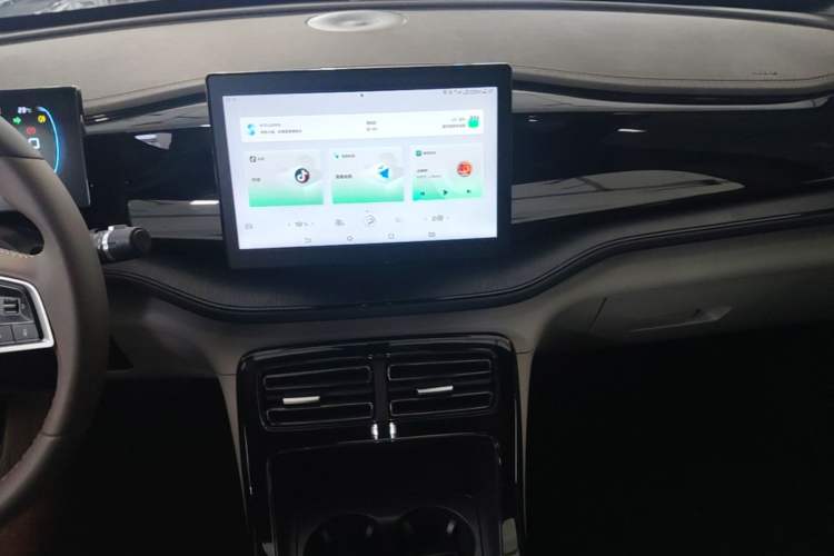 Used BYD Qin PLUS 2024 HONOR Edition DM-i 55KM Leading Model Audio And AC Panel