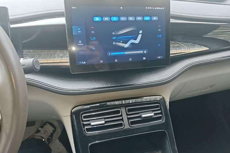 Used BYD Qin PLUS 2024 HONOR Edition DM-i 55KM Leading Model Audio And AC Panel