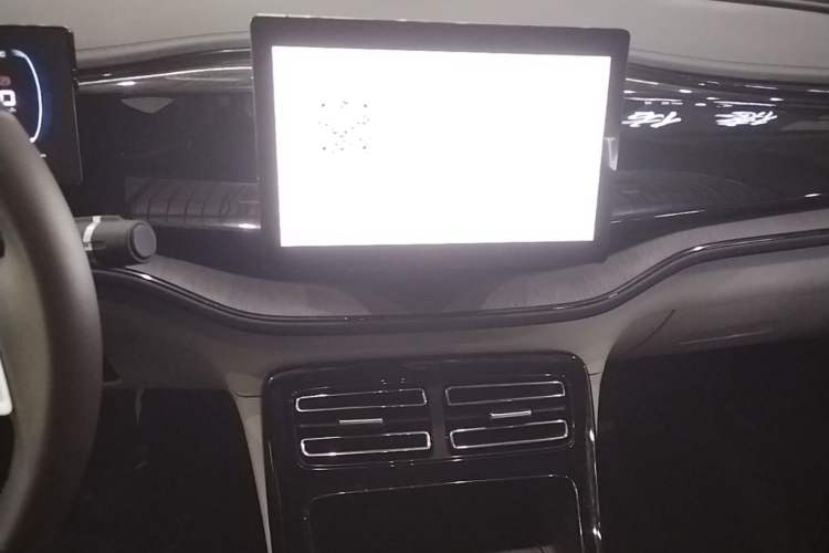 Used BYD Qin PLUS 2024 HONOR Edition DM-i 55KM Leading Model Audio And AC Panel