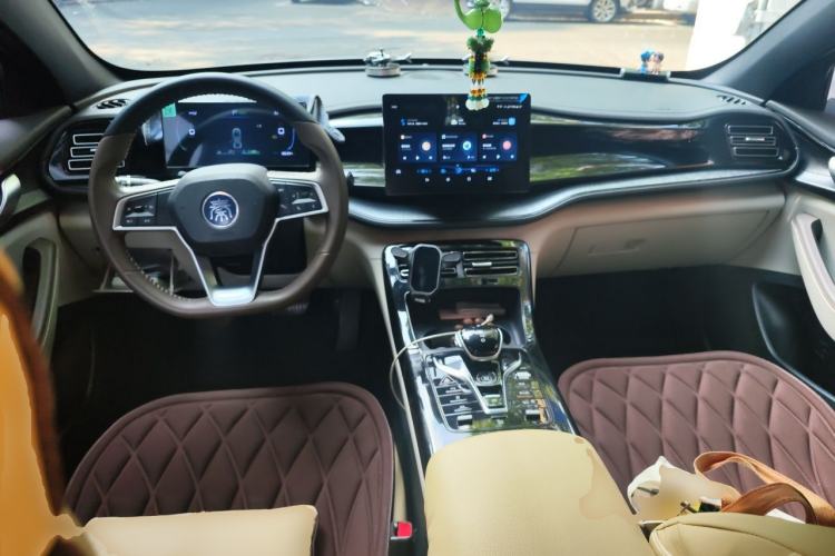 Used BYD Qin PLUS 2024 HONOR Edition DM-i 55KM Beyond Model Center Console