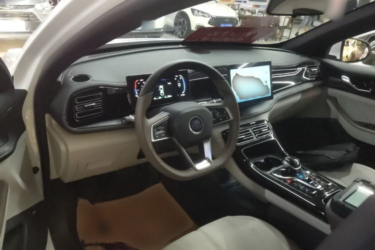 Used BYD Qin PLUS 2024 HONOR Edition DM-i 55KM Leading Model Center Console