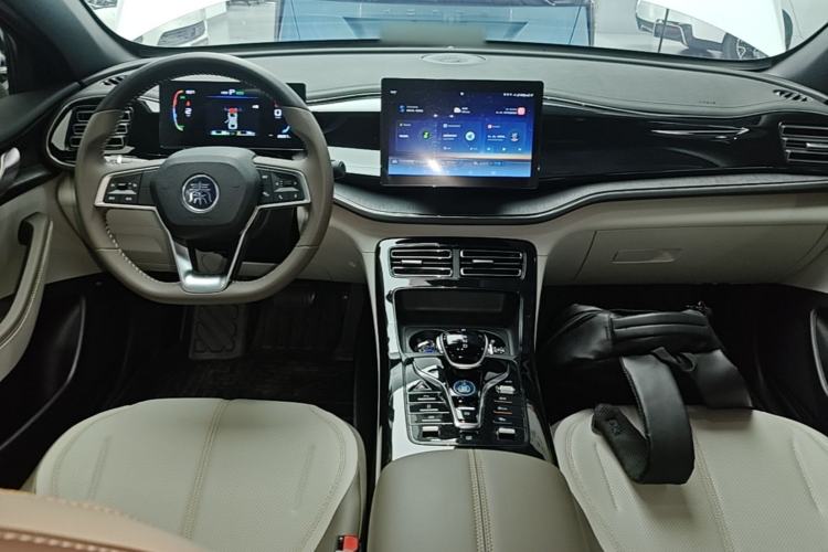 Used BYD Qin PLUS 2024 HONOR Edition DM-i 55KM Leading Model Center Console