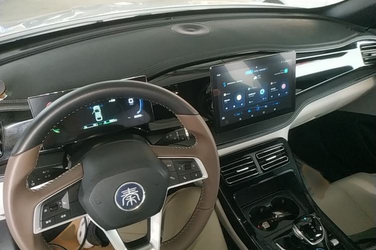 Used BYD Qin PLUS 2024 HONOR Edition DM-i 55KM Leading Model Center Console