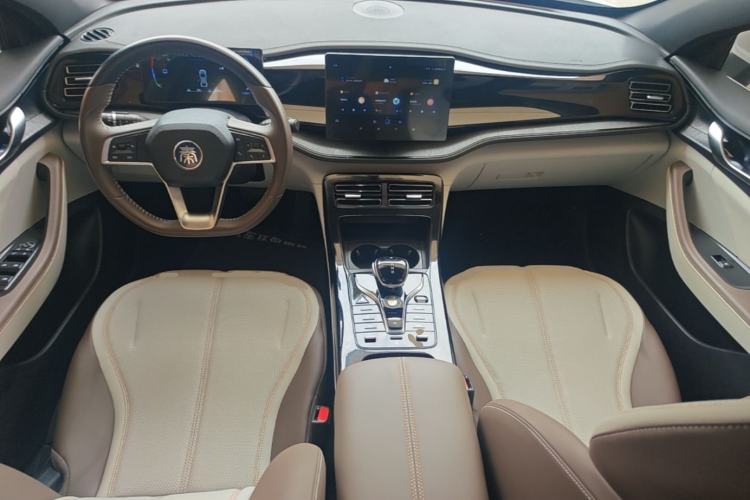 Used BYD Qin PLUS 2024 HONOR Edition DM-i 55KM Leading Model Center Console