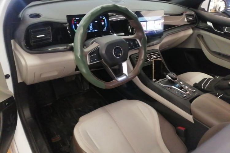 Used BYD Qin PLUS 2024 HONOR Edition DM-i 55KM Leading Model Center Console